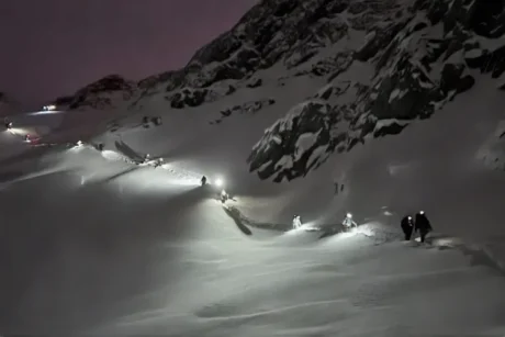 Trekking nocturno sobre nieve
