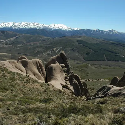 Cavidades excavadas por la erosión en la roca volcánica.