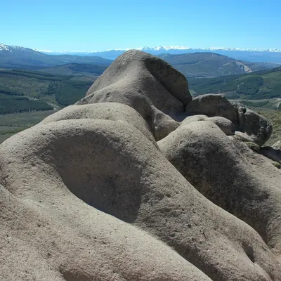 Pasillo entre paredones de roca erosionada.