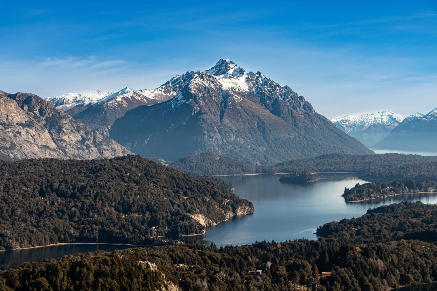 Vista del Cerro Campanario y el Lago Nahuel Huapi desde el Circuito Chico, con la cordillera nevada de fondo.