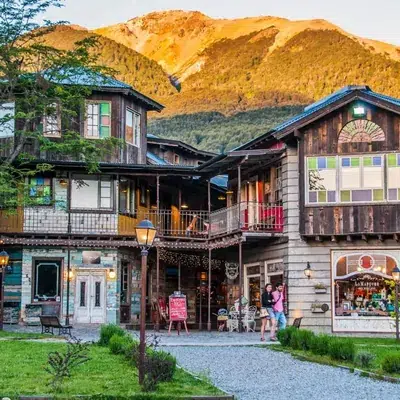 Construcciones de madera y montaña al atardecer en Colonia Suiza, Bariloche.