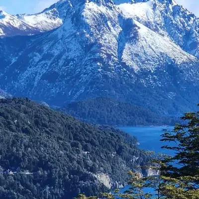 Cerro nevado y lagos vistos desde el Cerro Campanario en el Circuito Chico de Bariloche.