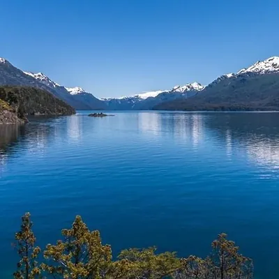 Vista del Lago Nahuel Huapi desde el Circuito Chico, con los cerros nevados de fondo.