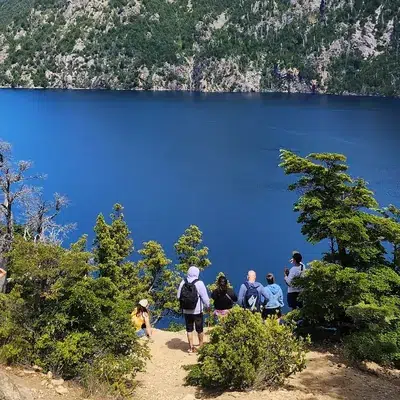 Grupo de turistas en un mirador de la Reserva Municipal Llao Llao durante el trekking del Circuito Chico.