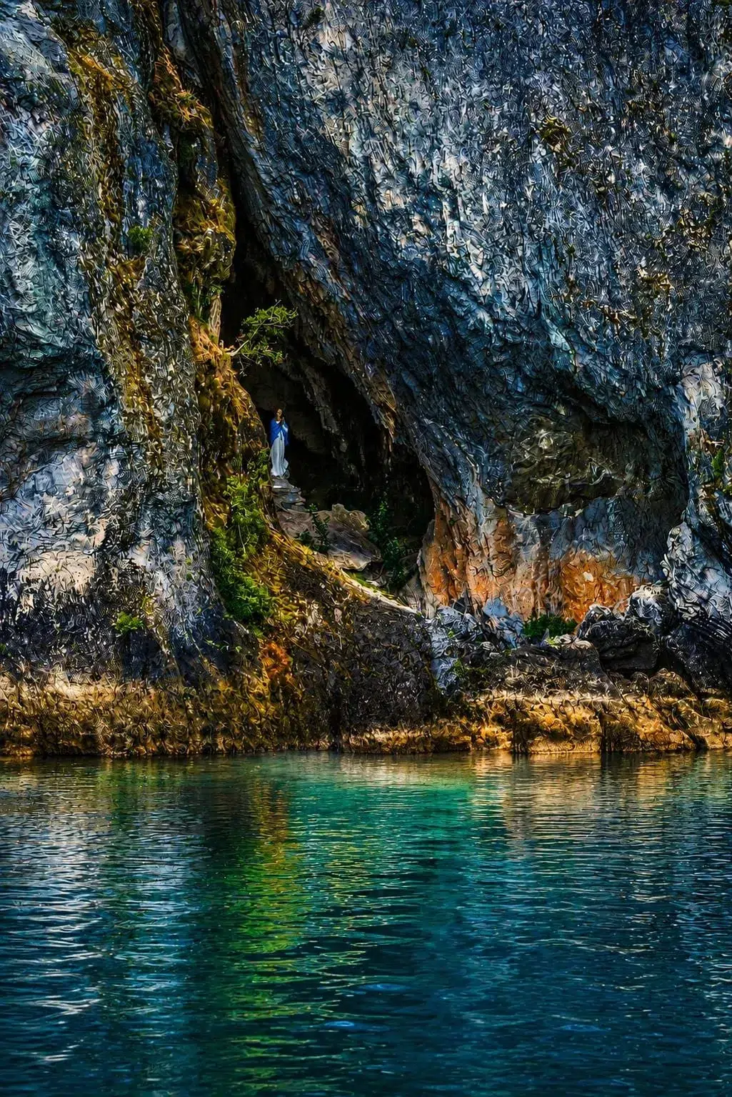La Gruta de la Virgen en la costa de Villa Traful, parada de la navegación.