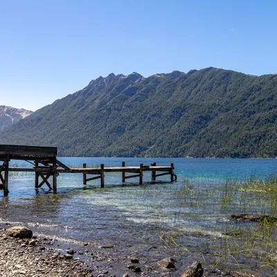 Muelle sobre el Lago Correntoso.