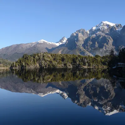 Reflejo del cerro en el Lago Espejo.