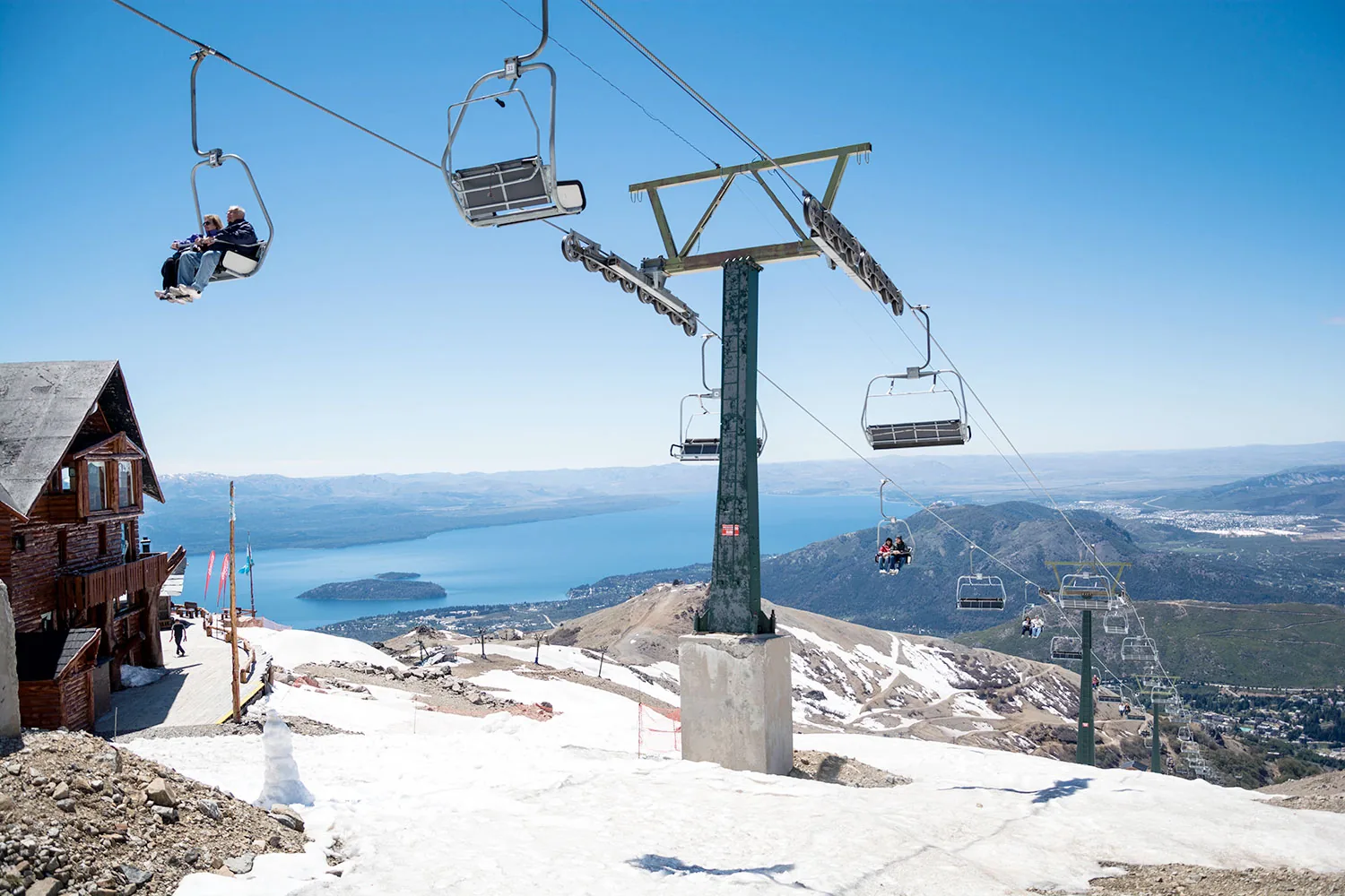 Aerosilla del Cerro Catedral con el Lago Nahuel Huapi y la ciudad de Bariloche al fondo.