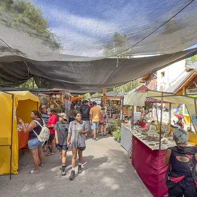 Feria artesanal de El Bolsón en la Plaza Pagano.